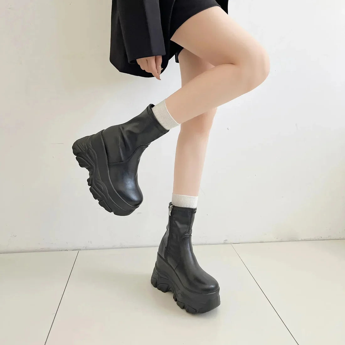 厚底ショートブーツ537のコーデ｜ミニもロングも、足元でバランスアップ | Shoes in Closet シュークロ