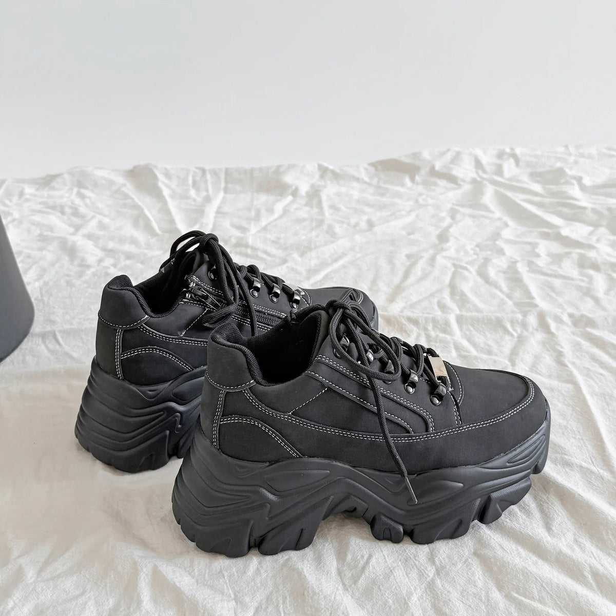 Shoes in Closet 軽量 厚底 ボリュームソール ファスナーつき ミッドカット スニーカー 1929 ブラック/ヌバック SIC-1929_BLK/N
