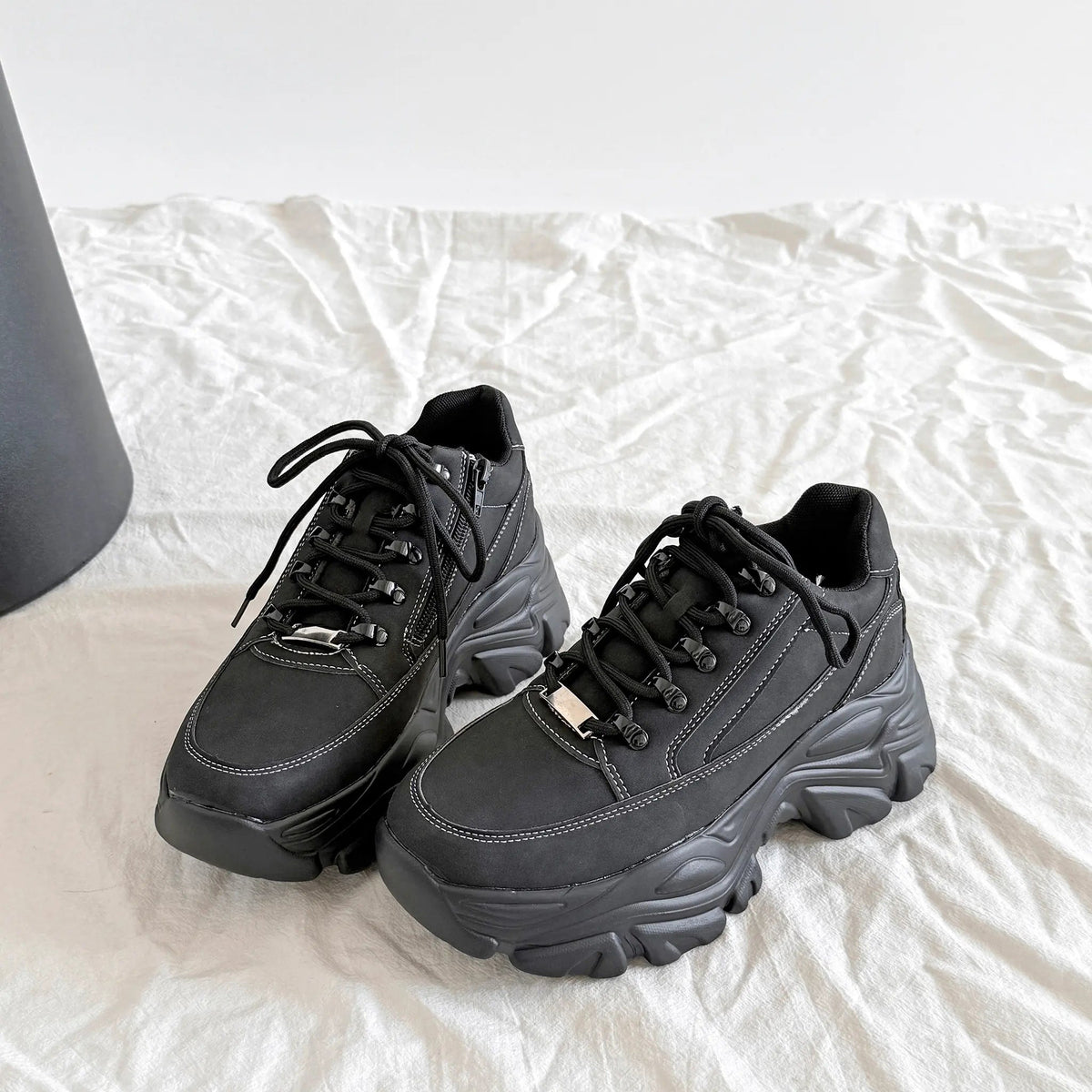 Shoes in Closet 軽量 厚底 ボリュームソール ファスナーつき ミッドカット スニーカー 1929 ブラック/ヌバック SIC-1929_BLK/N