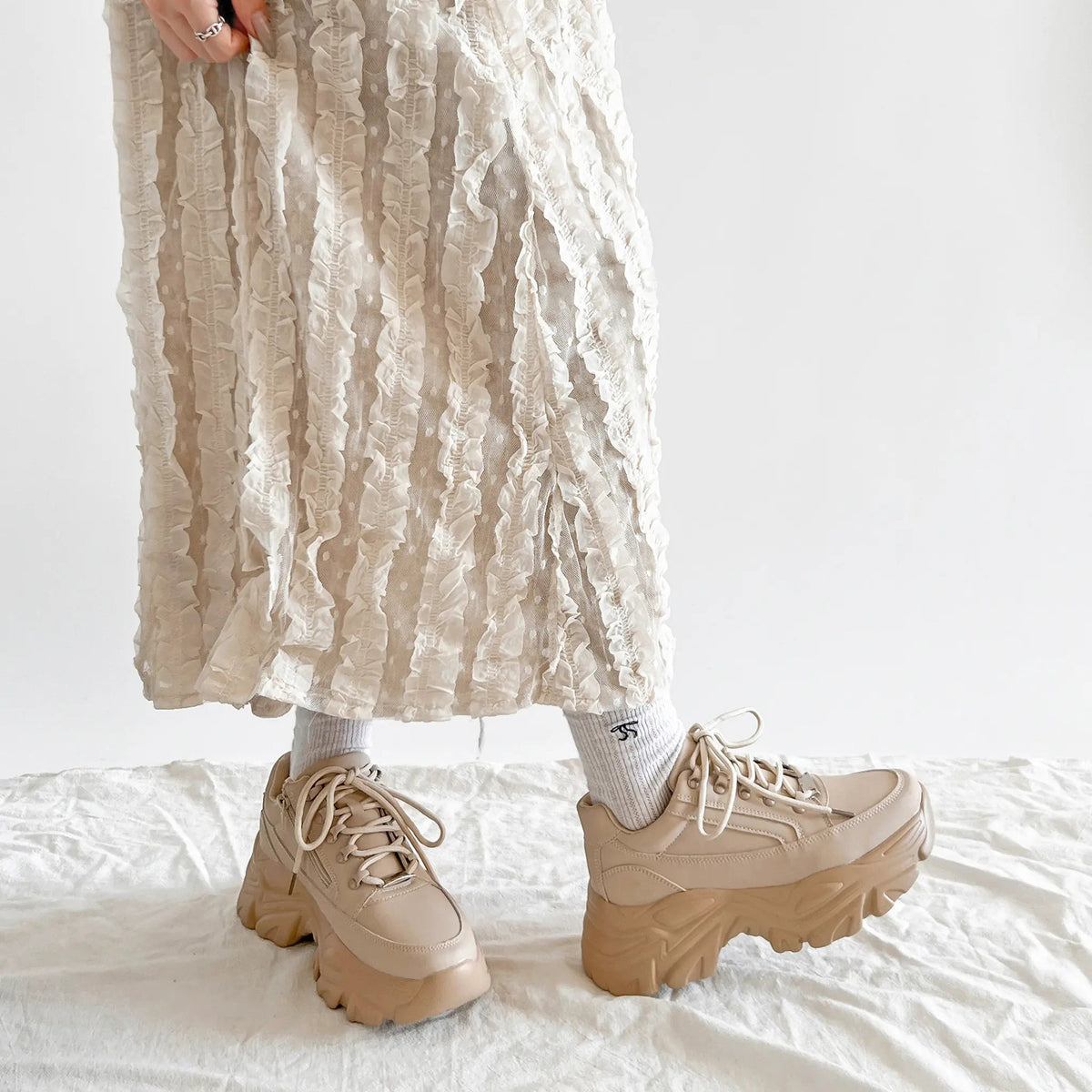 Shoes in Closet 軽量 厚底 ボリュームソール ファスナーつき ミッドカット スニーカー 1929 ライトベージュ SIC-1929_LT.BG