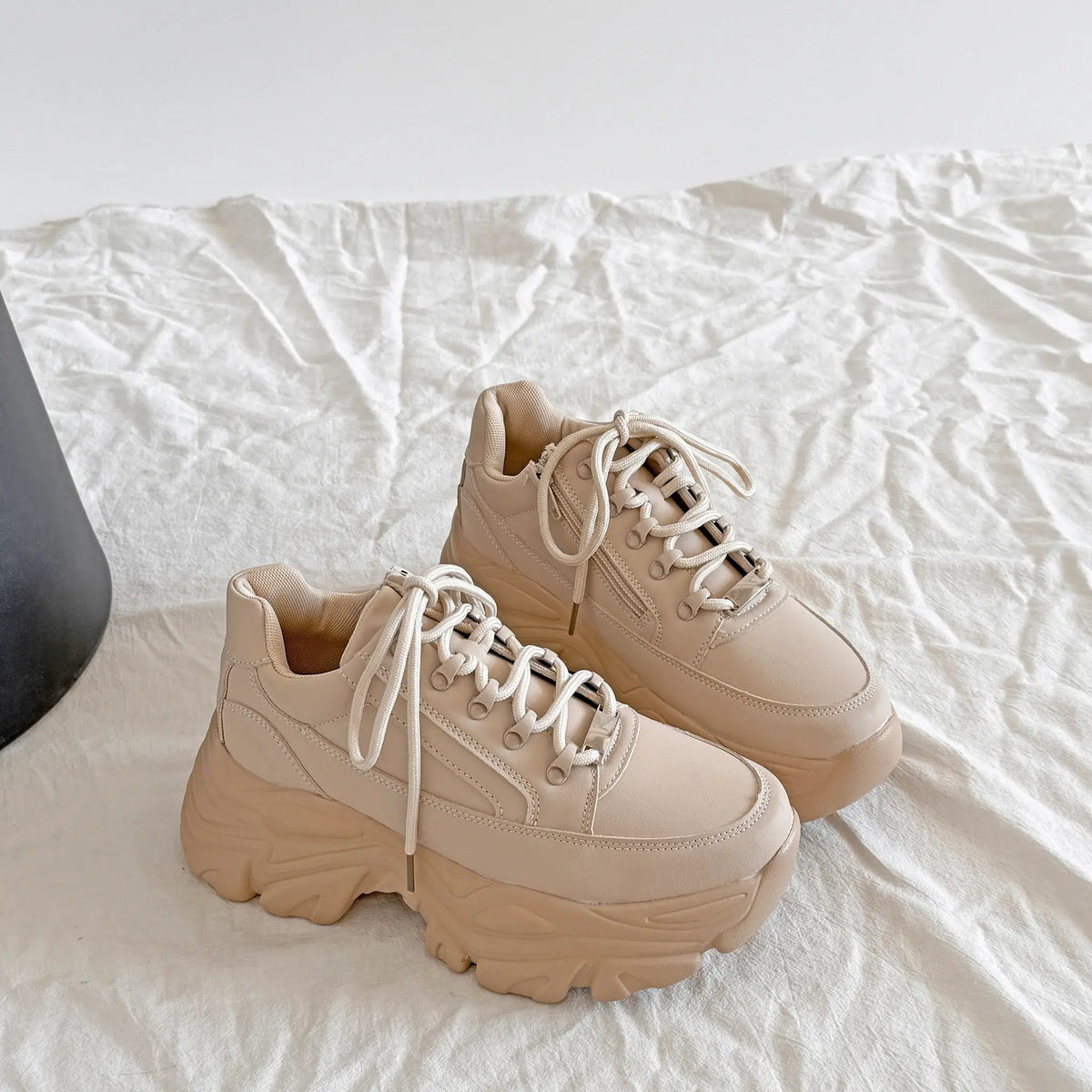 Shoes in Closet 軽量 厚底 ボリュームソール ファスナーつき ミッドカット スニーカー 1929 ライトベージュ SIC-1929_LT.BG