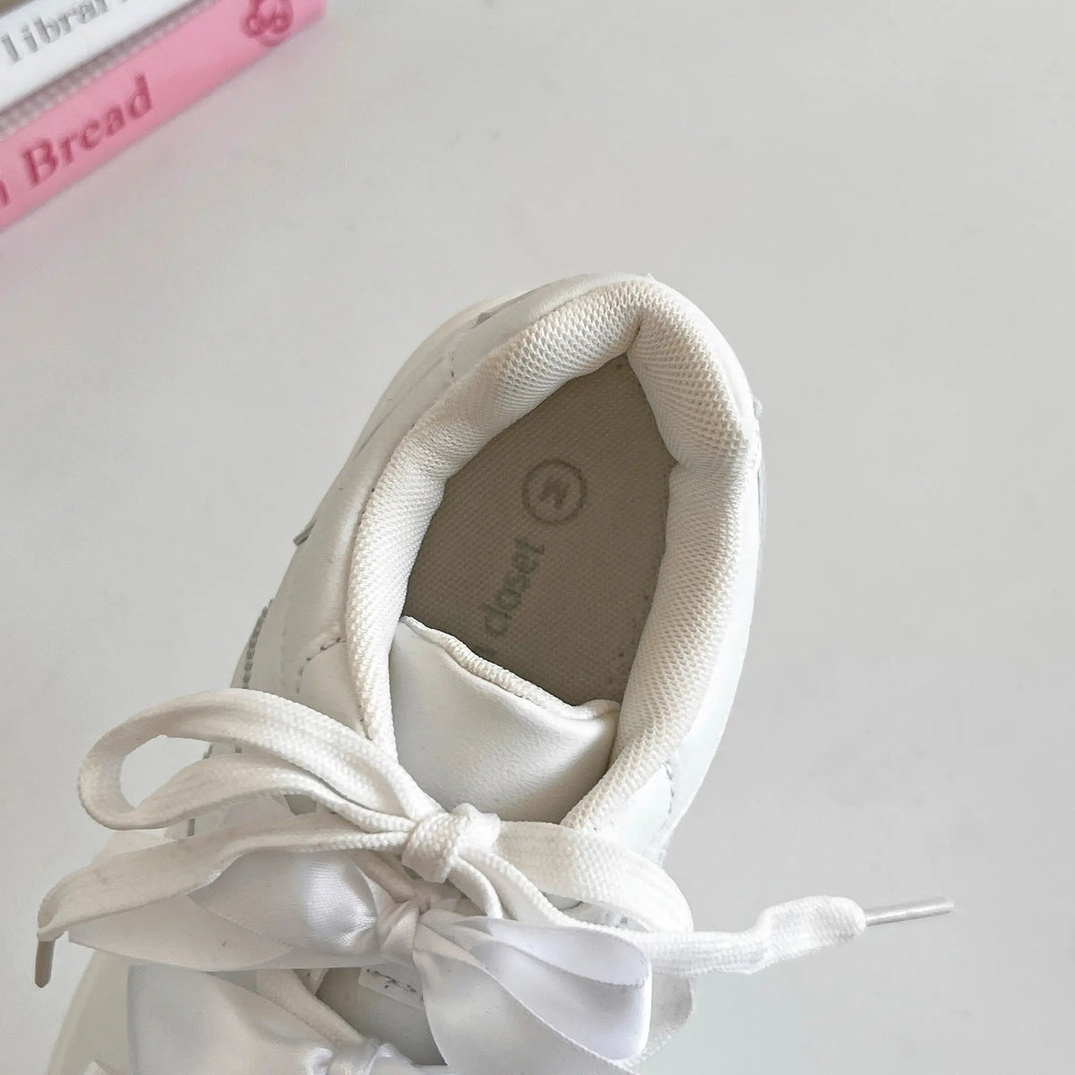Shoes in Closet 軽量 厚底 スタイルアップソール メニーリボン ライン スニーカー2476 ホワイト SIC-2476_WHT