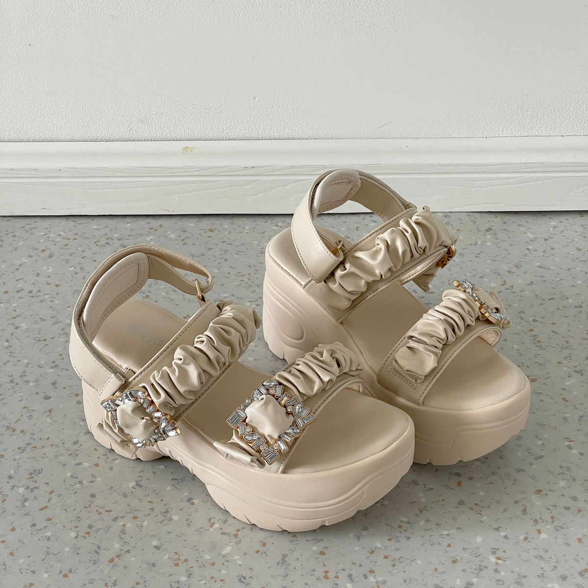 【SALE】 Shoes in Closet +9.0cm 軽量 厚底 ダブルベルト ビジューバックル スポーツサンダル 5920 ベージュ SIC-5920_BG