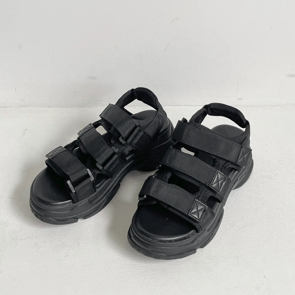 Shoes in Closet +6.0cm 軽量 厚底 クッションソール 3本ベルト シンプル スポーツ サンダル 7485 ブラック/ブラック SIC-7485_BLK/BLK